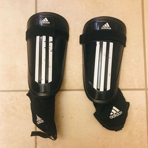 ⚽️ Adidas large soccer shin guards ⚽️